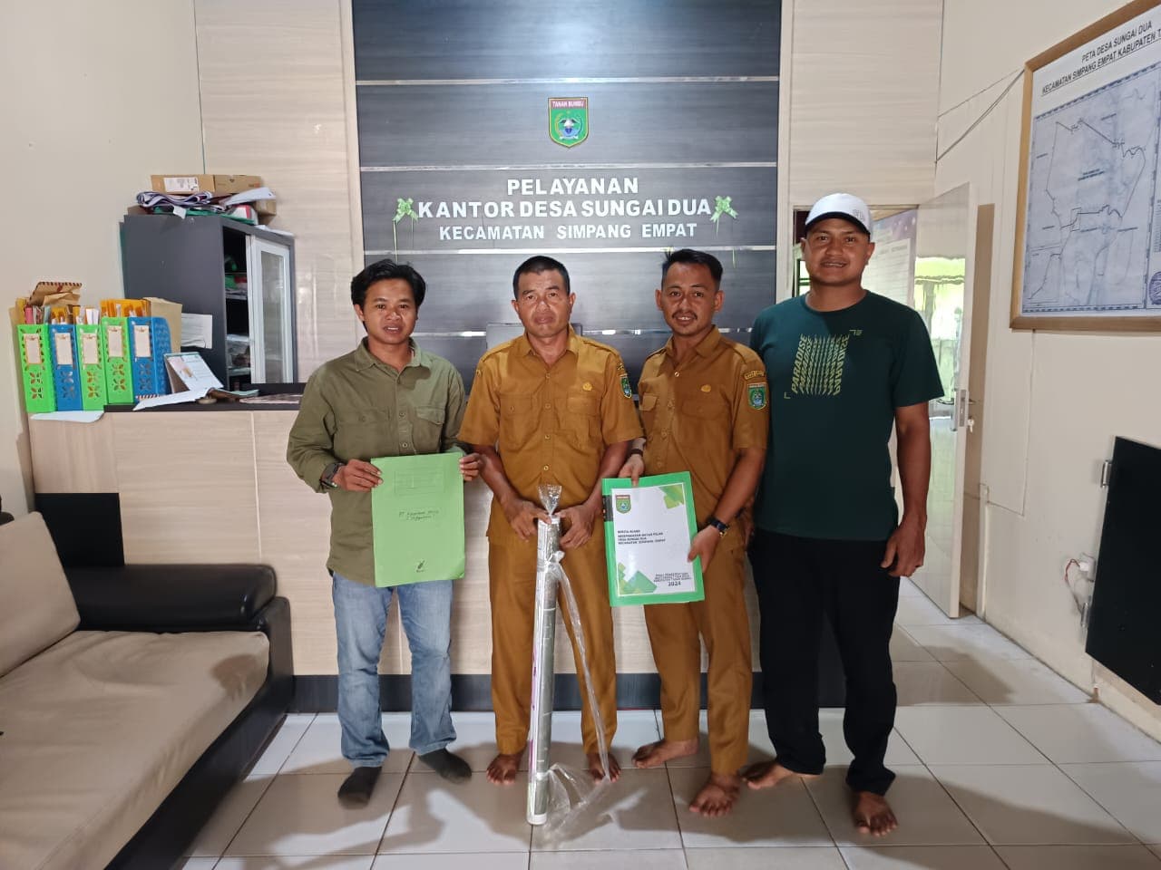 PT aglonema Delta menyerahkan Produk Akhir Pilar Batas Desa di Kantor Desa Sungai Dua