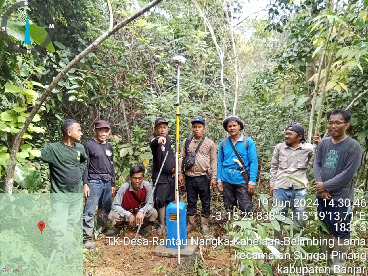 Tim Banjar mewakili PT Aglonema Delta  melakukan pemasangan pilar batas desa di Desa Kahelaan